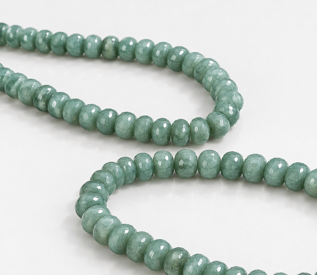 Malaysia Jade Perlenstrang Rondelle 6-6,5 x 3,8-4,5 mm (ca. 92 Perlen / ca. 38 cm Länge)