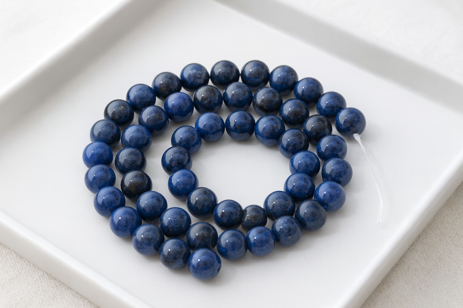 Dumortierit Blauquarz Perlenstrang 8,6 mm rund glatt glänzend (ca. 45 Perlen / ca. 39 cm Länge)