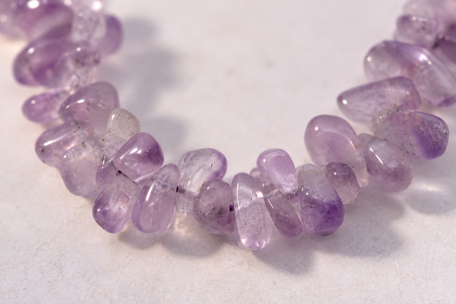 Amethyst unregelmäßige Nugget Perlen quergebohrt 6,5 - 7,5 x 3 - 6 mm (ca. 31 cm Länge)