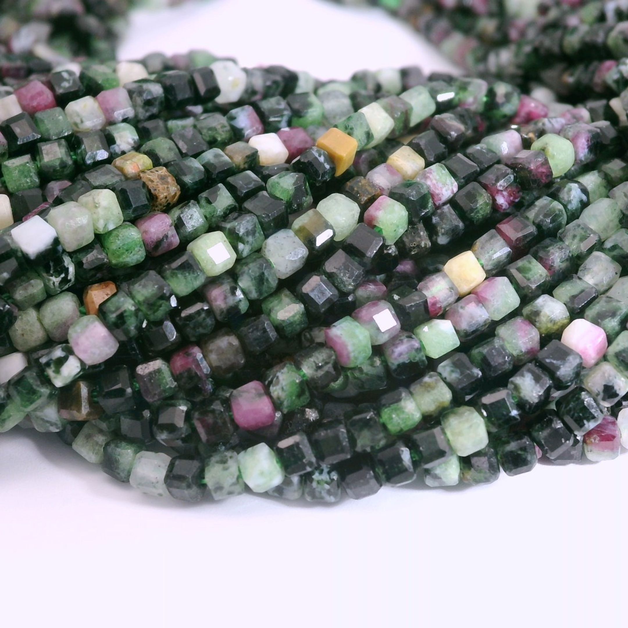 Ruby in Zoisite Perlenstrang 2,5 x 2,5 x 2,5 mm Würfel (ca. 95 Perlen / ca. 38 cm Länge)