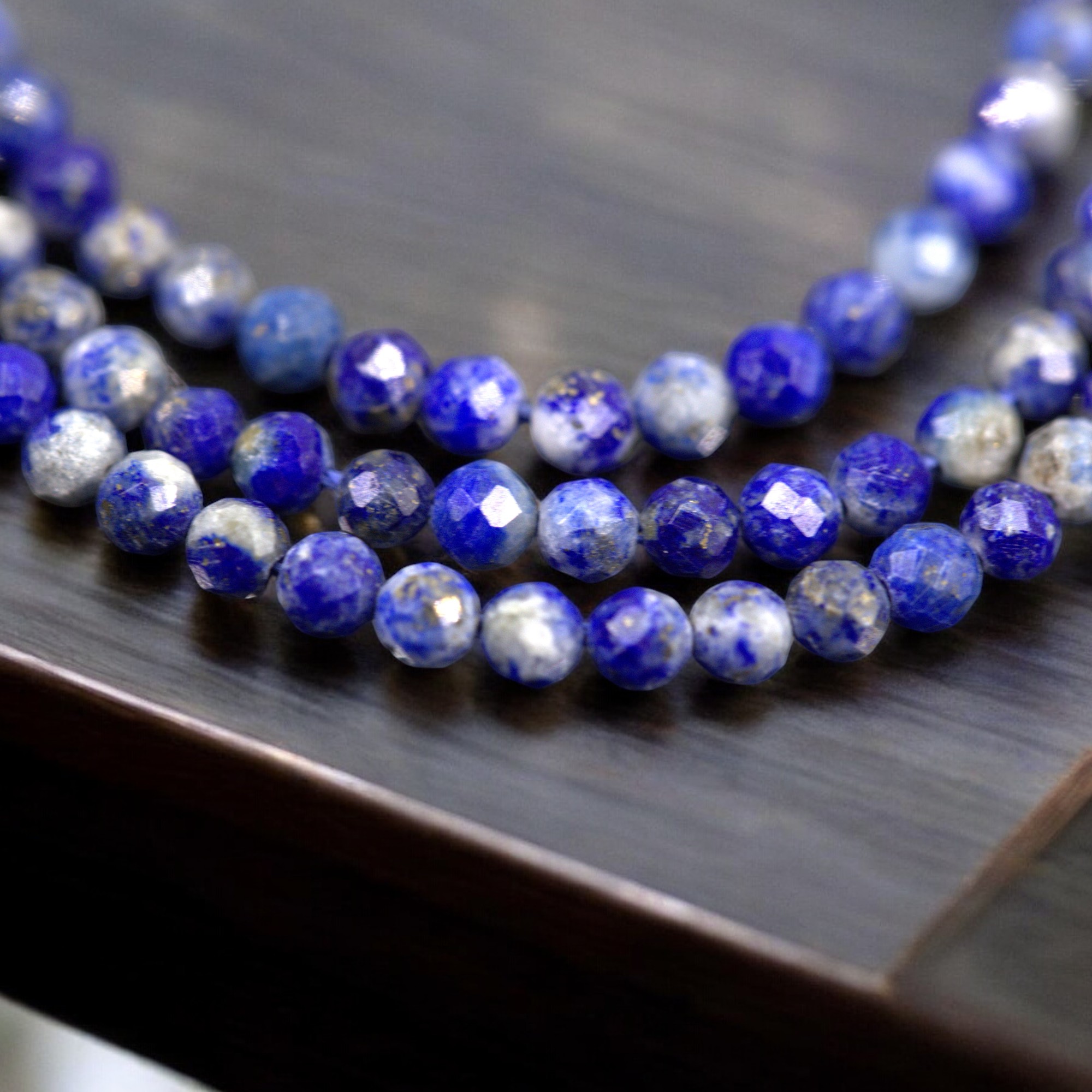 Lapislazuli Perlenstrang 2 - 2,4 mm facettiert (ca. 175 Perlen / ca. 39 cm Länge)