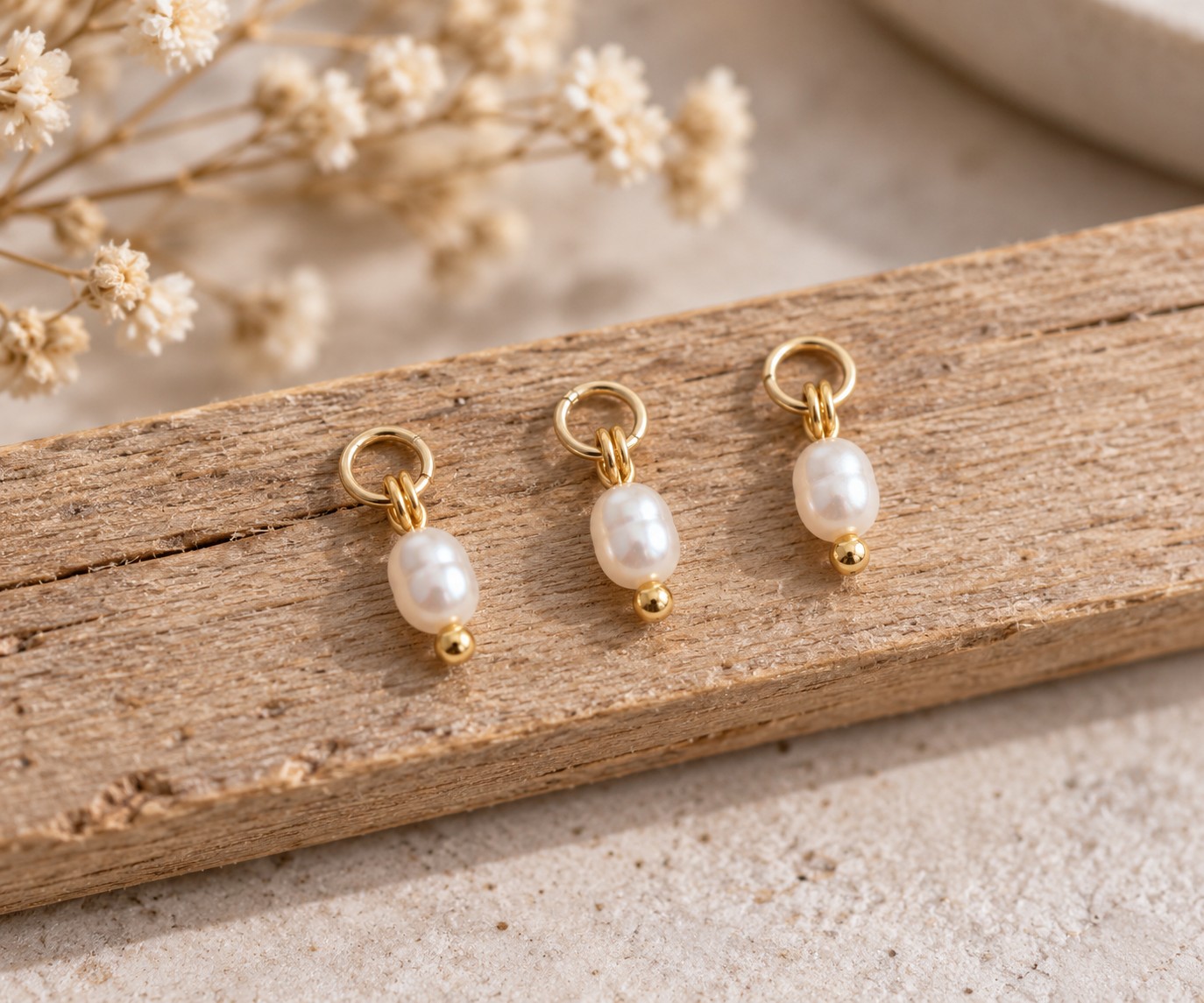 3 kleine Süßwasser-Zuchtperlen Charm Anhänger 9-10 x 4 mm mit Edelstahl Biegering