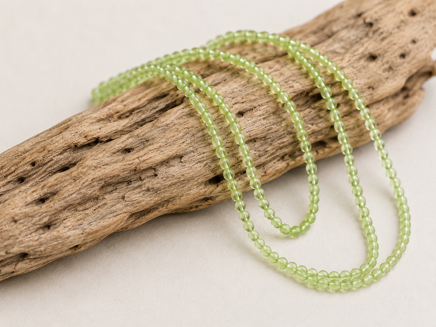 Peridot Perlenstrang 2,2 mm (ca. 180 Perlen / ca. 38 cm Länge) - natürliche Edelsteinperlen für filigranen Schmuck