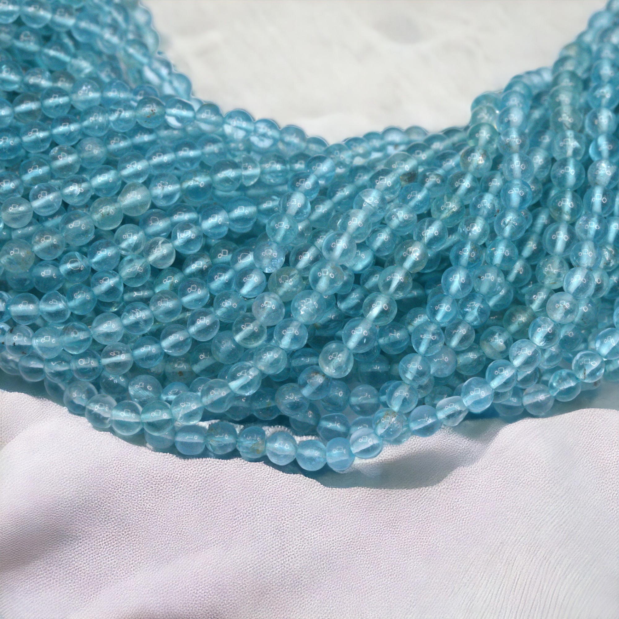 Blauer Topaz Perlenstrang 4 mm unregelmäßige Perlen (Länge ca. 33 cm)
