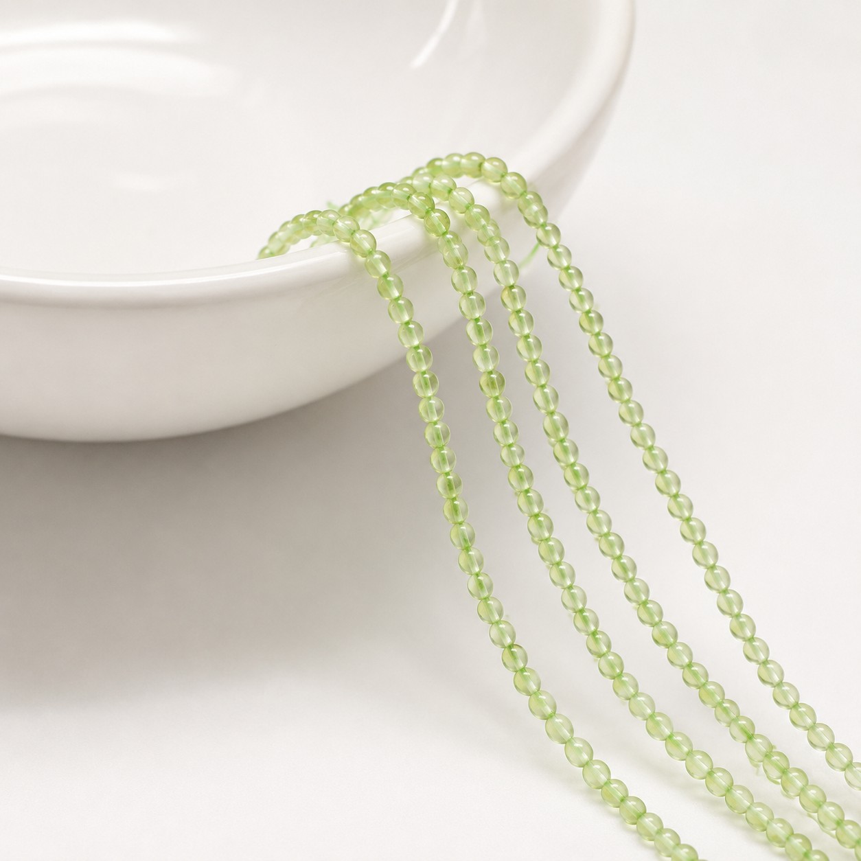Peridot Perlenstrang 2,2 mm (ca. 180 Perlen / ca. 38 cm Länge) - natürliche Edelsteinperlen für filigranen Schmuck