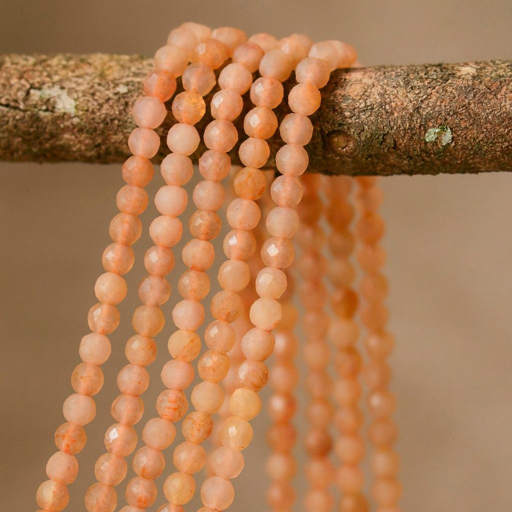 Natürlicher Sonnenstein Perlenstrang 2 - 2,5 mm facettiert (ca. 170 Perlen / ca. 39 cm Länge)