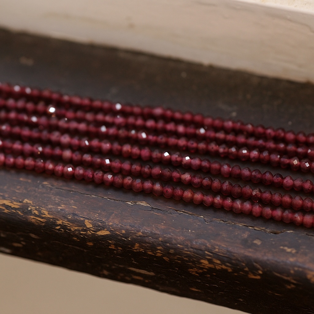 Granat Perlenstrang 2,3 x 1,3 mm facettierte Perlen (ca. 380 Perlen / ca. 38 cm Länge)
