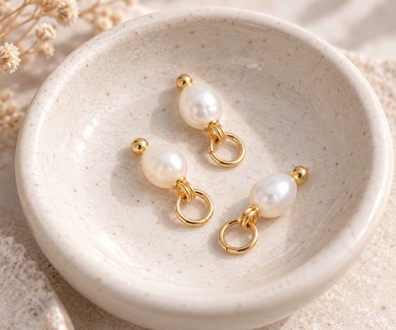 3 kleine Süßwasser-Zuchtperlen Charm Anhänger 9-10 x 4 mm mit Edelstahl Biegering