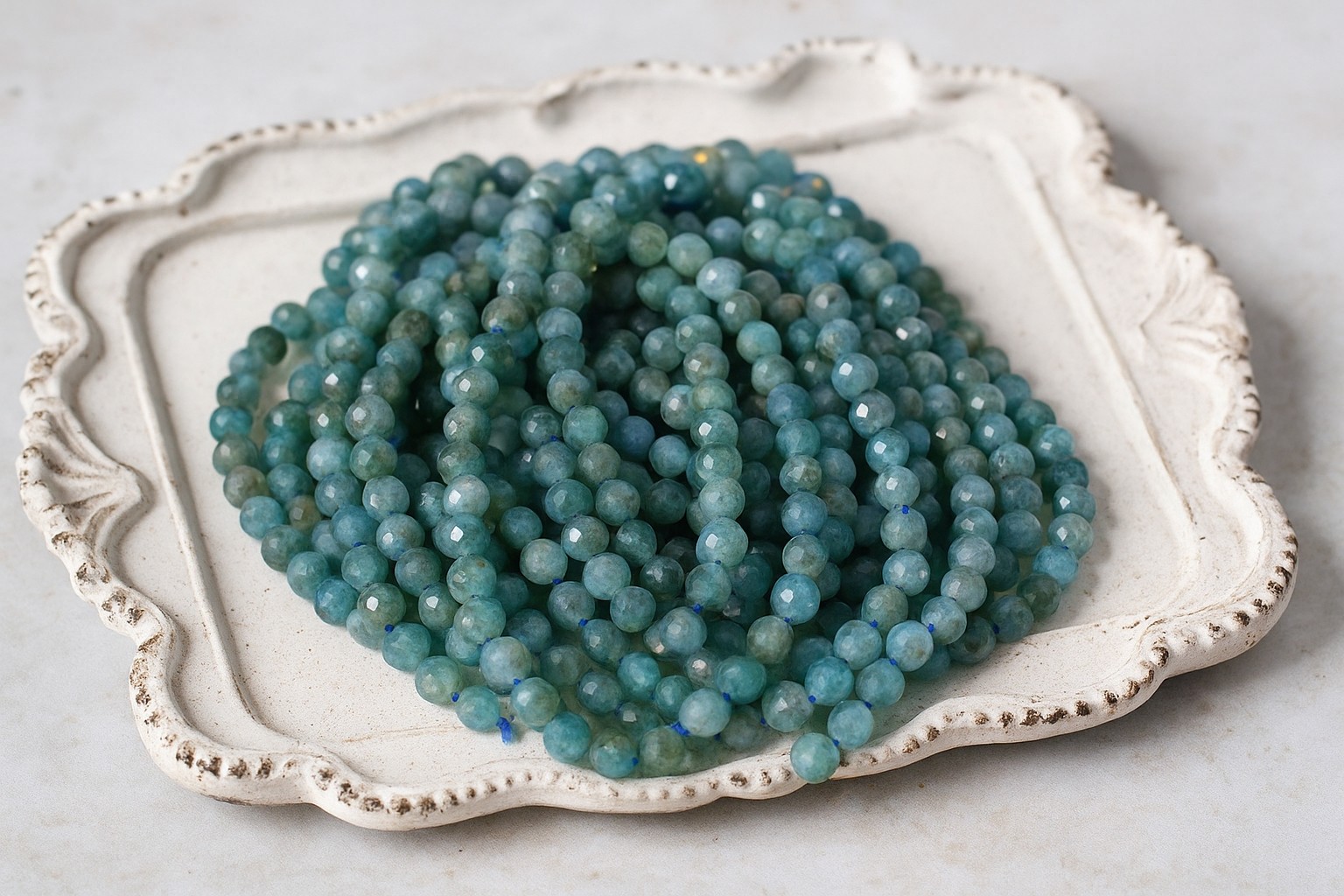 Apatit Perlenstrang 3,3 - 3,4 mm facettierte Perlen  (ca. 120 Perlen / ca. 38 cm Länge)