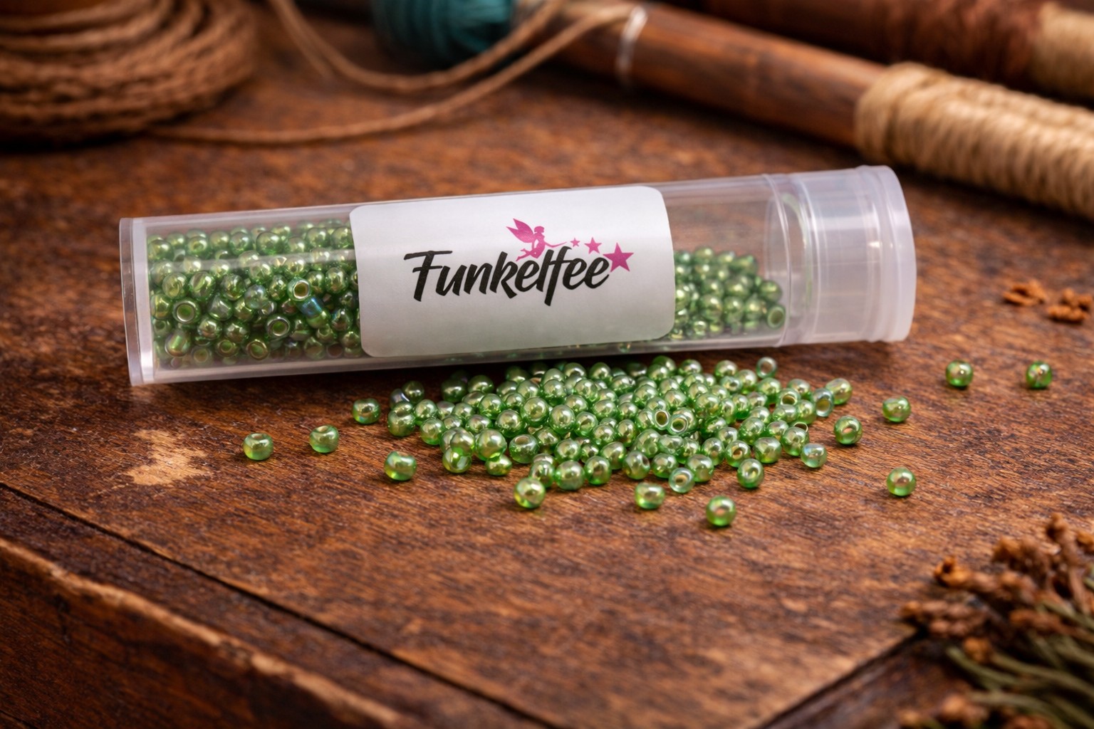 Glasperlen Rocailles 3 mm in glänzenden irisierenden Grüntönen Farbmix