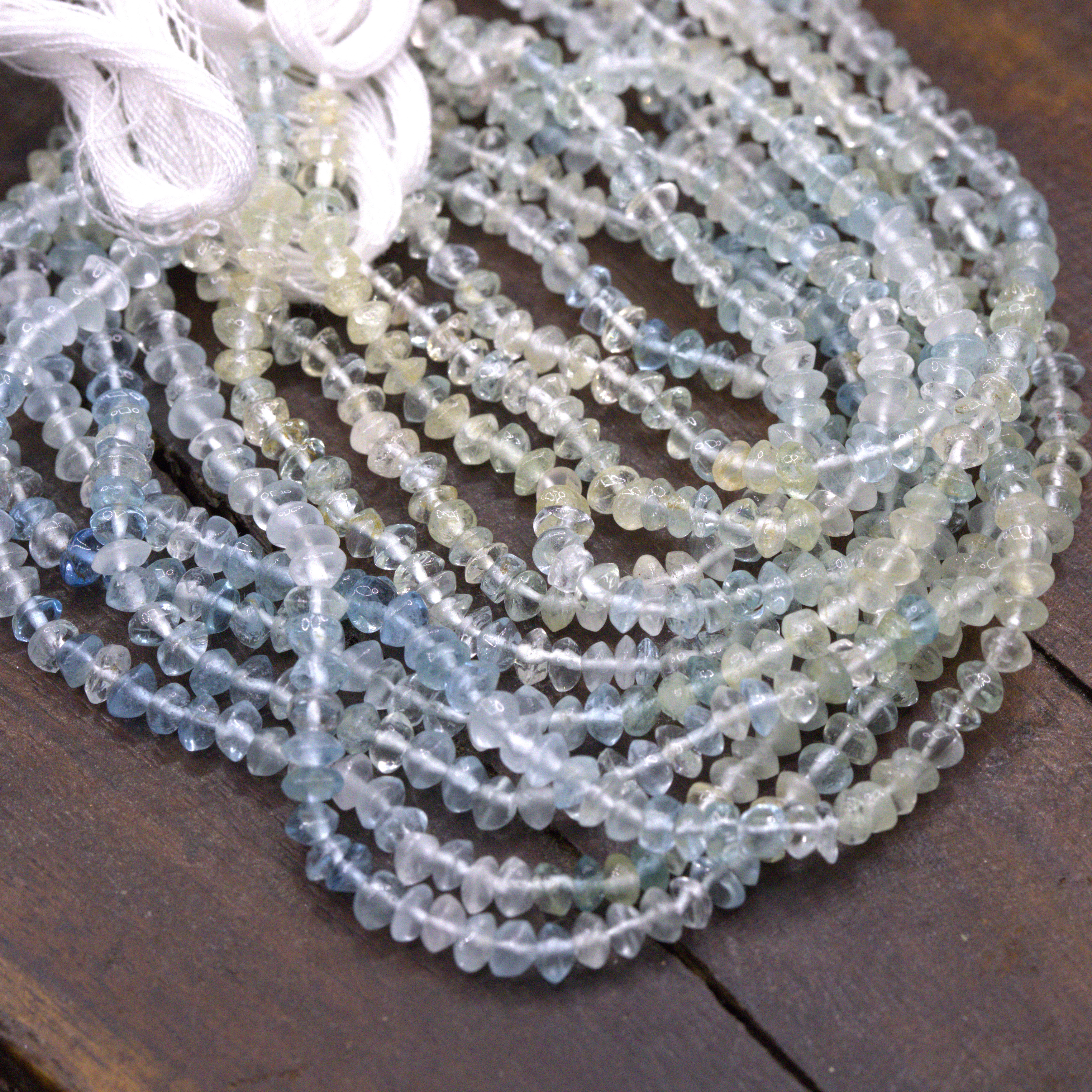 Aquamarin Perlenstrang unregelmäßige Rondelle Farbverlauf 3-4 x 2 mm (ca. 34 cm Länge)