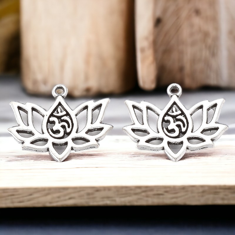 2 elegante Charm Anhänger Lotusblume mit Om-Symbol 16 x 20 x 1,5 mm