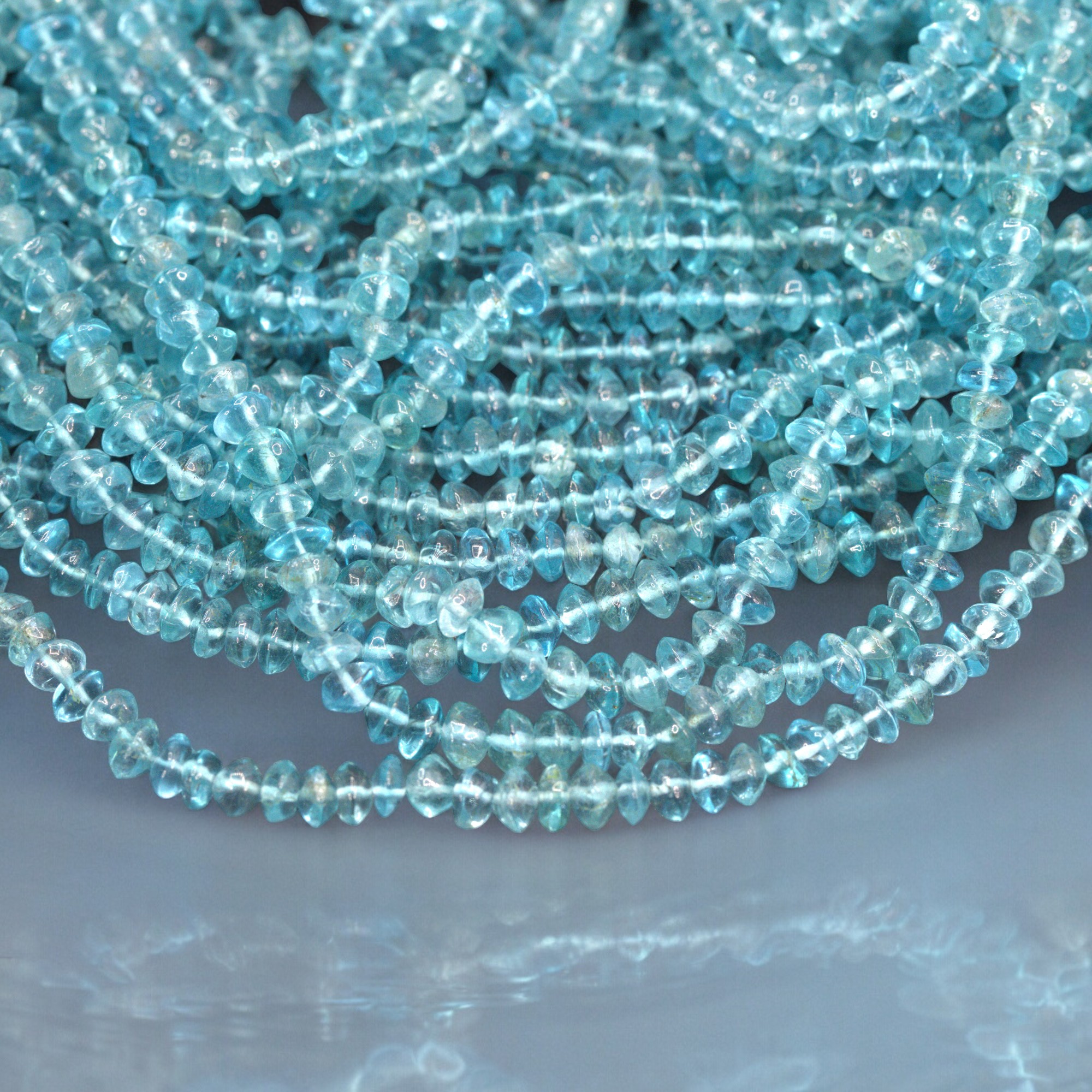 Blauer Topaz Perlenstrang unregelmäßige Rondelle 5 - 5,2 x 2 - 3 mm (ca. 32 cm Länge)