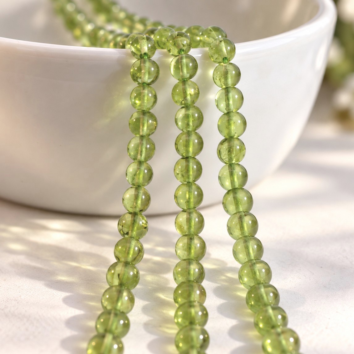 Peridot Perlenstrang ca. 4,5 mm unregelmäßige Perlen (ca. 34 cm Länge)