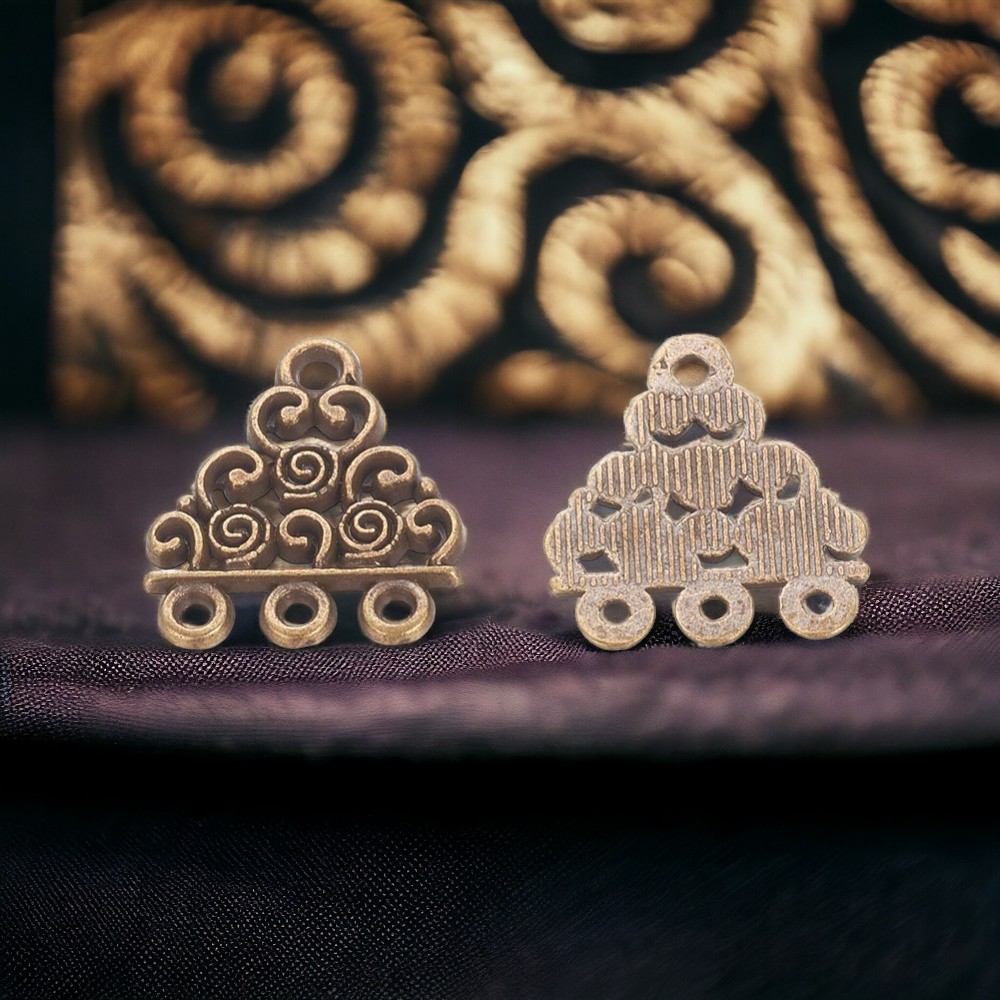 2 Lünetten Anhänger Dreieck aus Metall mit filigranem Muster 18 mm lang, 17 mm breit