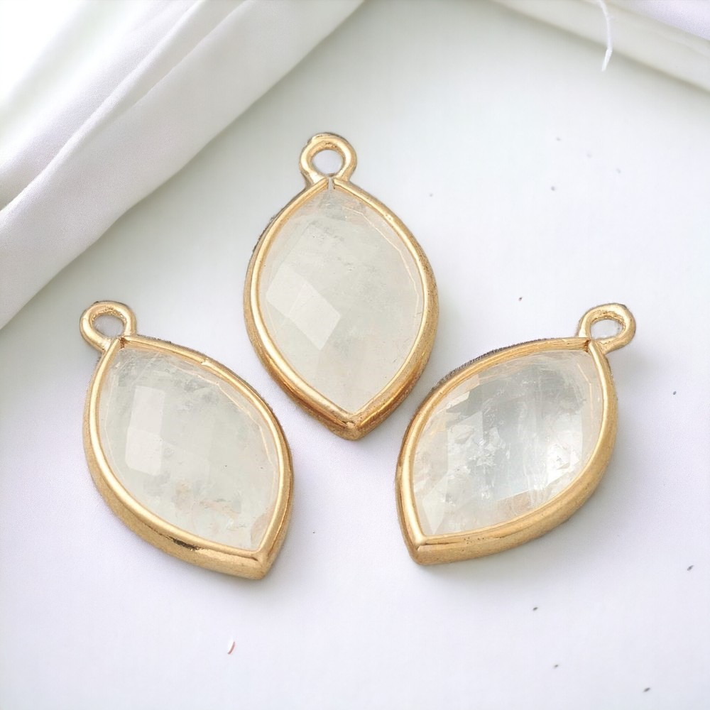 Natürlicher weißer Quarz Anhänger facettiert mit goldfarbener Metalleinfassung 22 x 12 x 5,5 mm