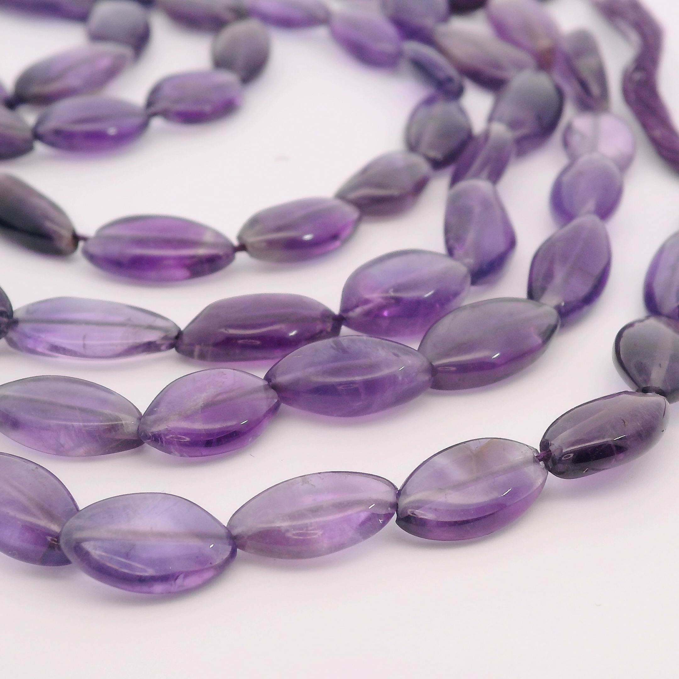 Amethyst Perlenstrang 11-12 x 7 - 7,5 x 3,5 - 3,7 mm längliche ovale Perlen (ca. 33 cm Länge)
