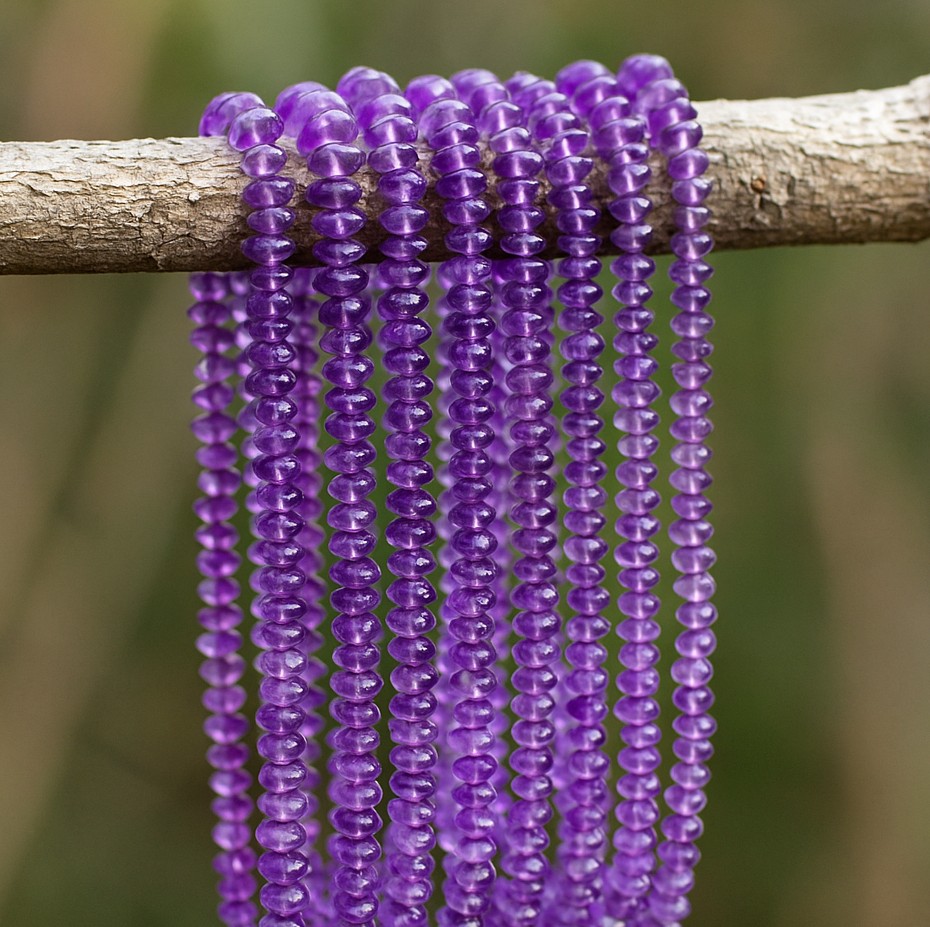 Amethyst Perlenstrang 5,4 - 5,5 x 2,5 - 2,6 mm unregelmäßige Rondelle (ca. 34 cm Länge)