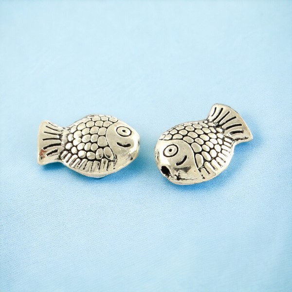 10 zierliche tibetische Metallperlen Fisch antik silberfarben 6,5 x 9,5 x 3,5 mm