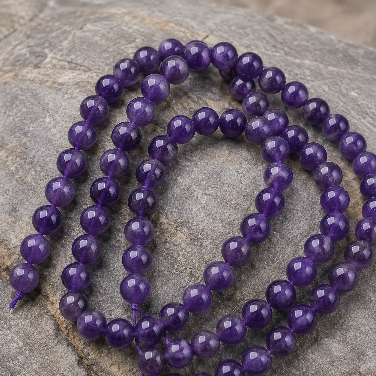 Natürlicher Amethyst Perlenstrang 8,5 - 8,6 mm rund glatt glänzend (ca. 47 Perlen / ca. 39 cm Länge)