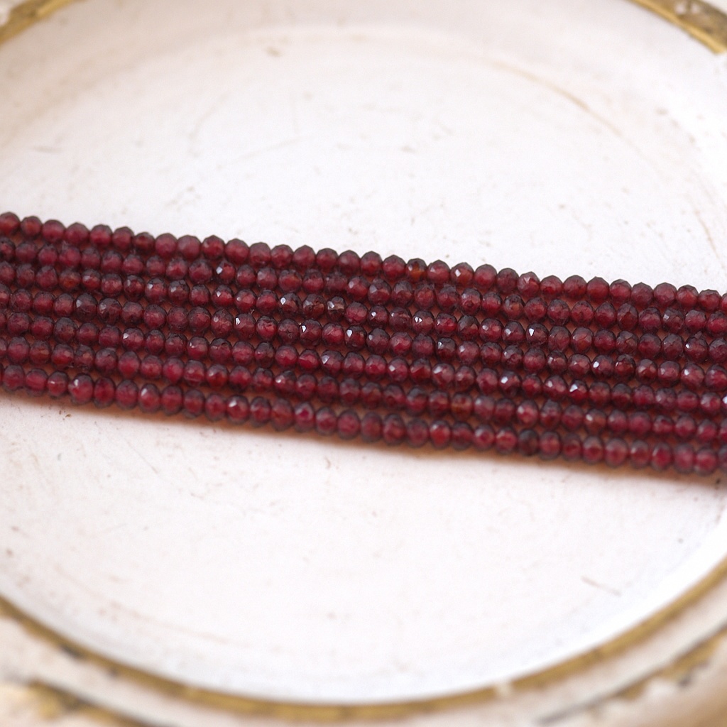Granat Perlenstrang 2,3 x 1,3 mm facettierte Perlen (ca. 380 Perlen / ca. 38 cm Länge)