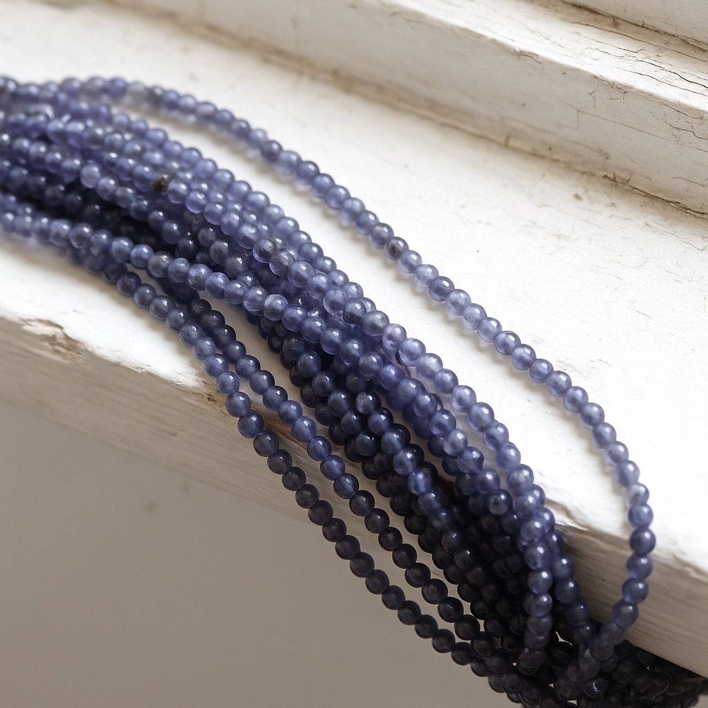 Iolit Perlenstrang 2,5 - 3 mm unregelmäßige Perlen (ca. 34 cm Länge)