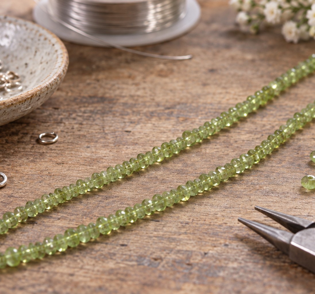 Feiner Peridot Perlenstrang unregelmäßige Rondelle 3 - 3,2 x 2,2 - 2,7 mm (ca. 35 cm Länge)
