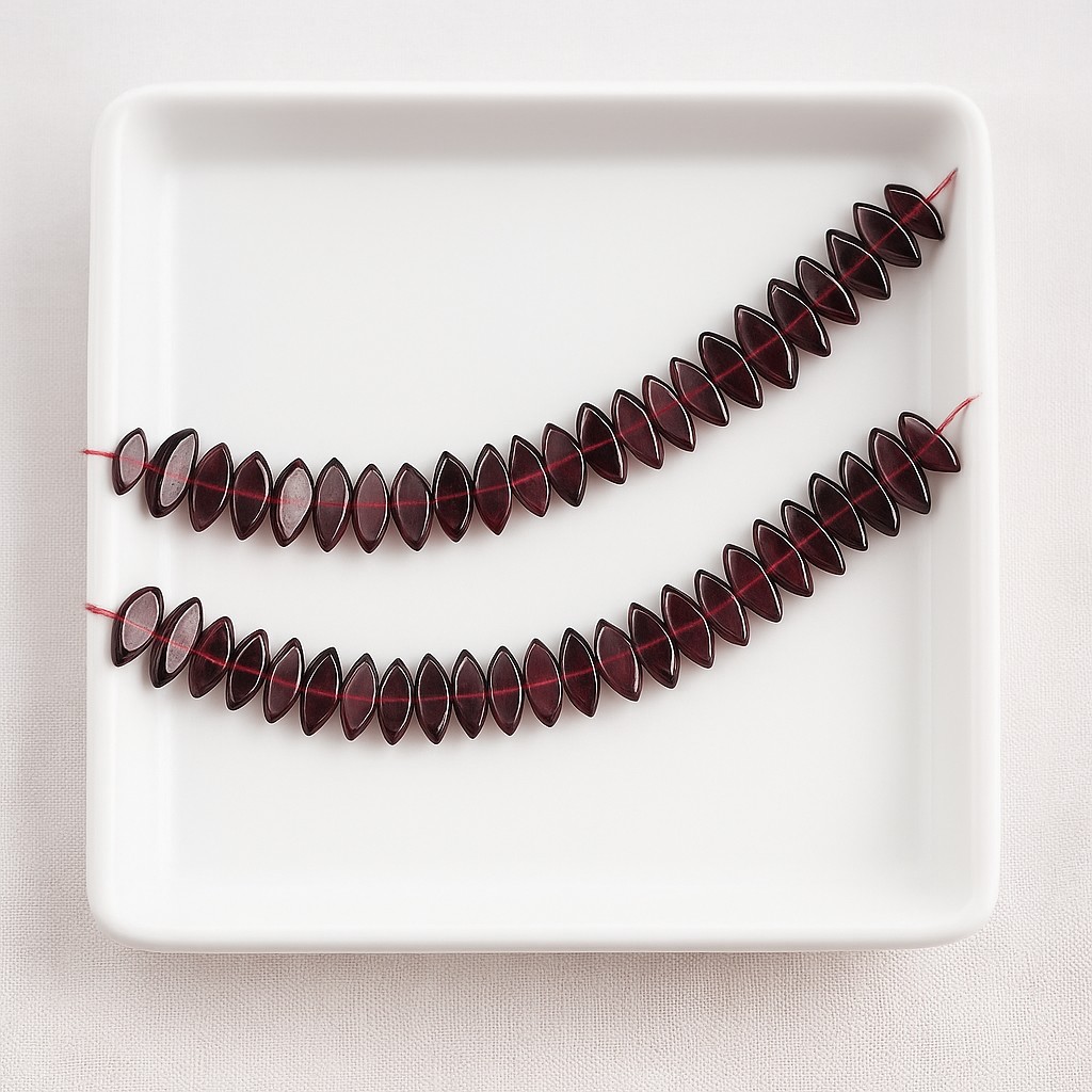 Granat Perlenstrang 8-9 x 4-5 x 2 mm unregelmäßige Rauten (ca. 33 cm Länge)