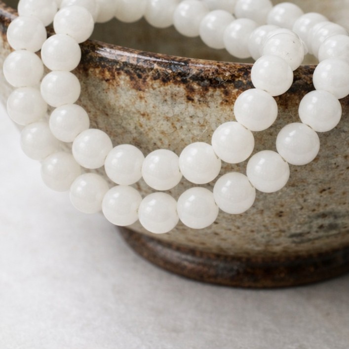 Natürliche weiße Jadeperlen rund glatt glänzend 6 mm (ca. 65 Perlen / ca. 40 cm Länge)