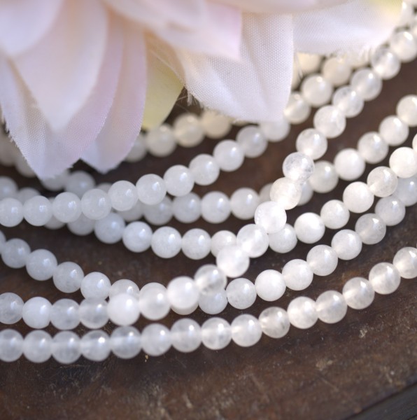Natürliche weiße Jadeperlen rund glatt 4 -5 mm (ca. 90 Perlen / Länge ca. 38,5 cm)