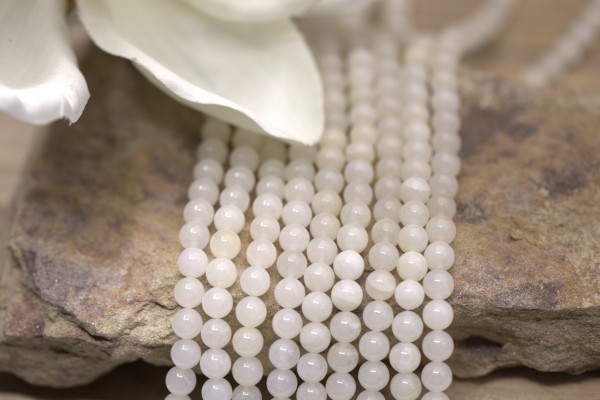 Hell naturfarbener Jadeperlenstrang 6 mm rund glatt glänzend (ca.64 Perlen / ca. 39,5 cm Länge)