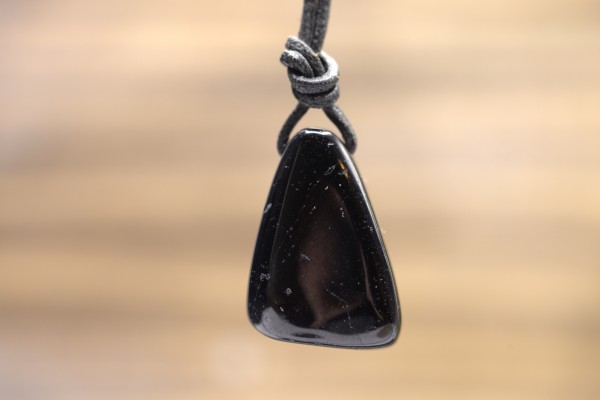Natürlicher Obsidian Anhänger ca. 3 cm x 2 cm x 0,7 mm