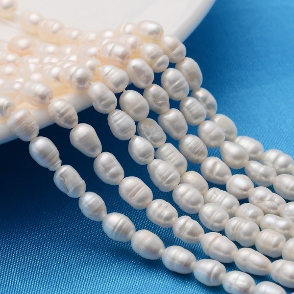 Natürlicher Süßwasser Zuchtperlenstrang weiß 4 - 5 mm (ca. 62 Perlen / ca. 35,5 cm Länge)